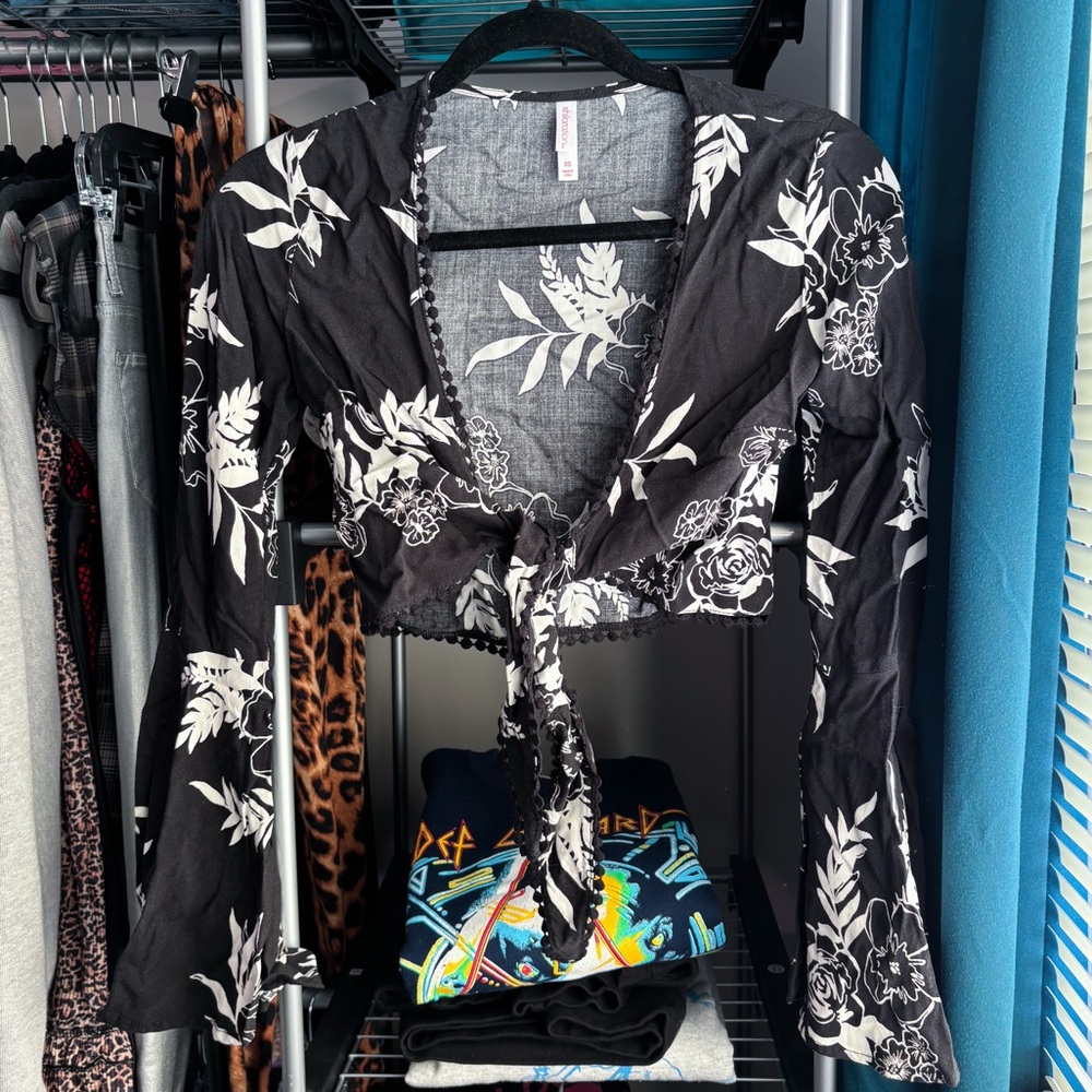 Xhilaration black and white floral print tie front cardigan with bell sleeves